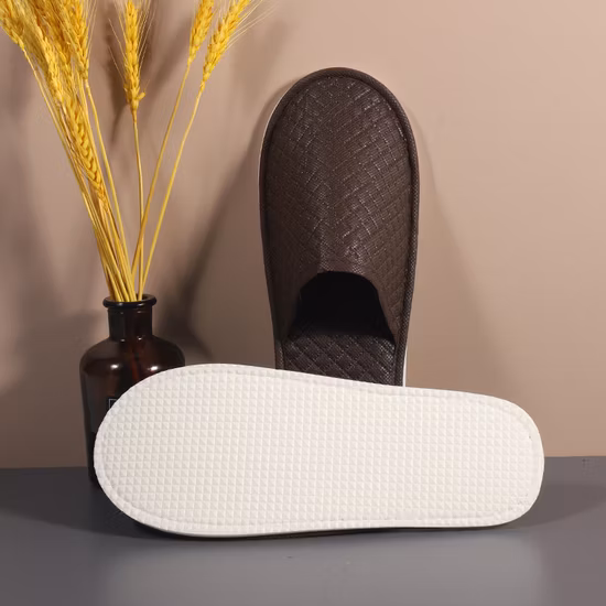 Zapatilla de hotel ecológica con bordado